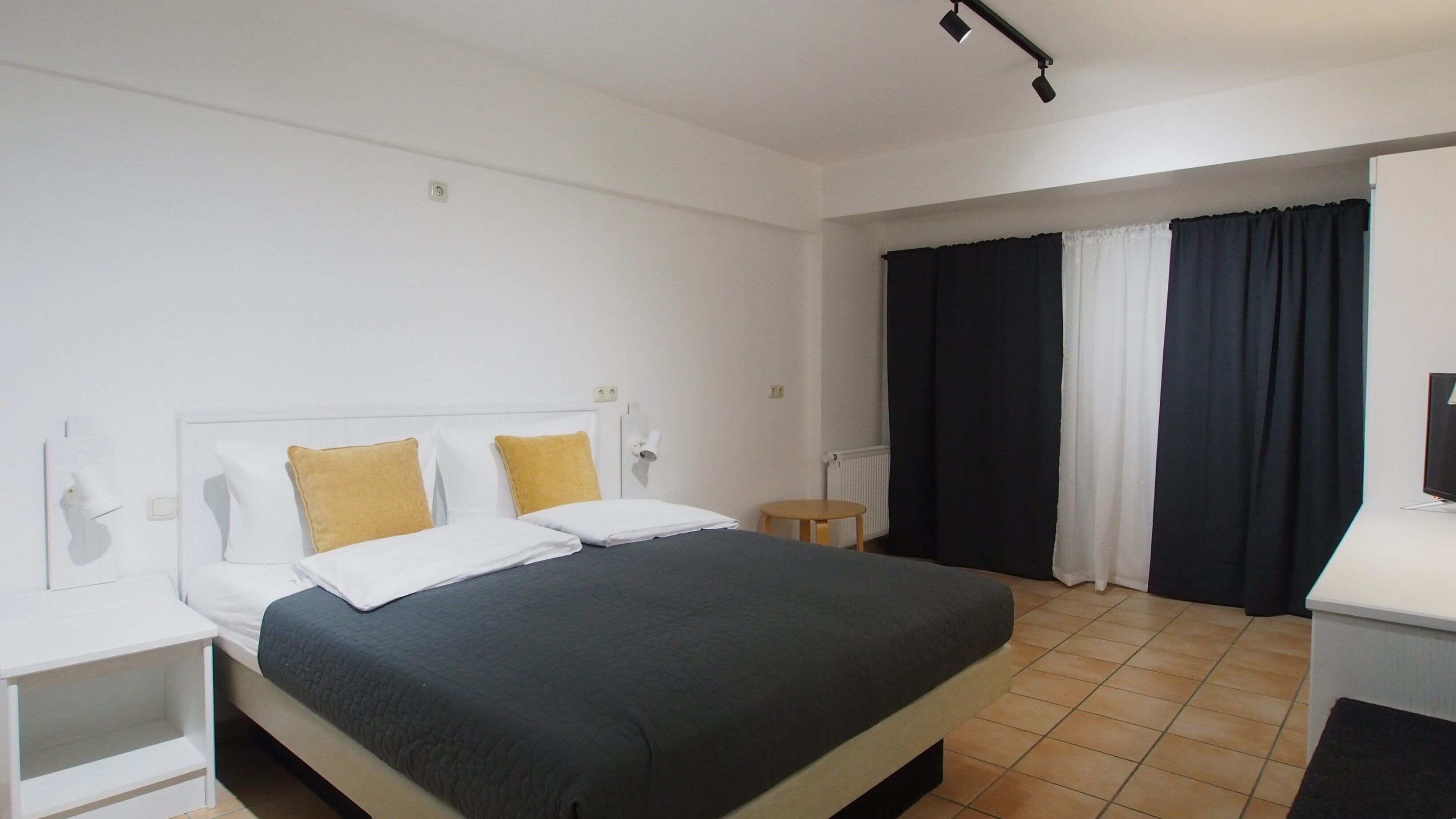 Dobbeltrom – basic | Sengetøy av topp kvalitet, skrivebord og skrivebord for bærbar PC