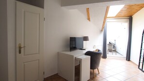 Habitación empresarial individual, balcón | Ropa de cama de alta calidad y escritorio