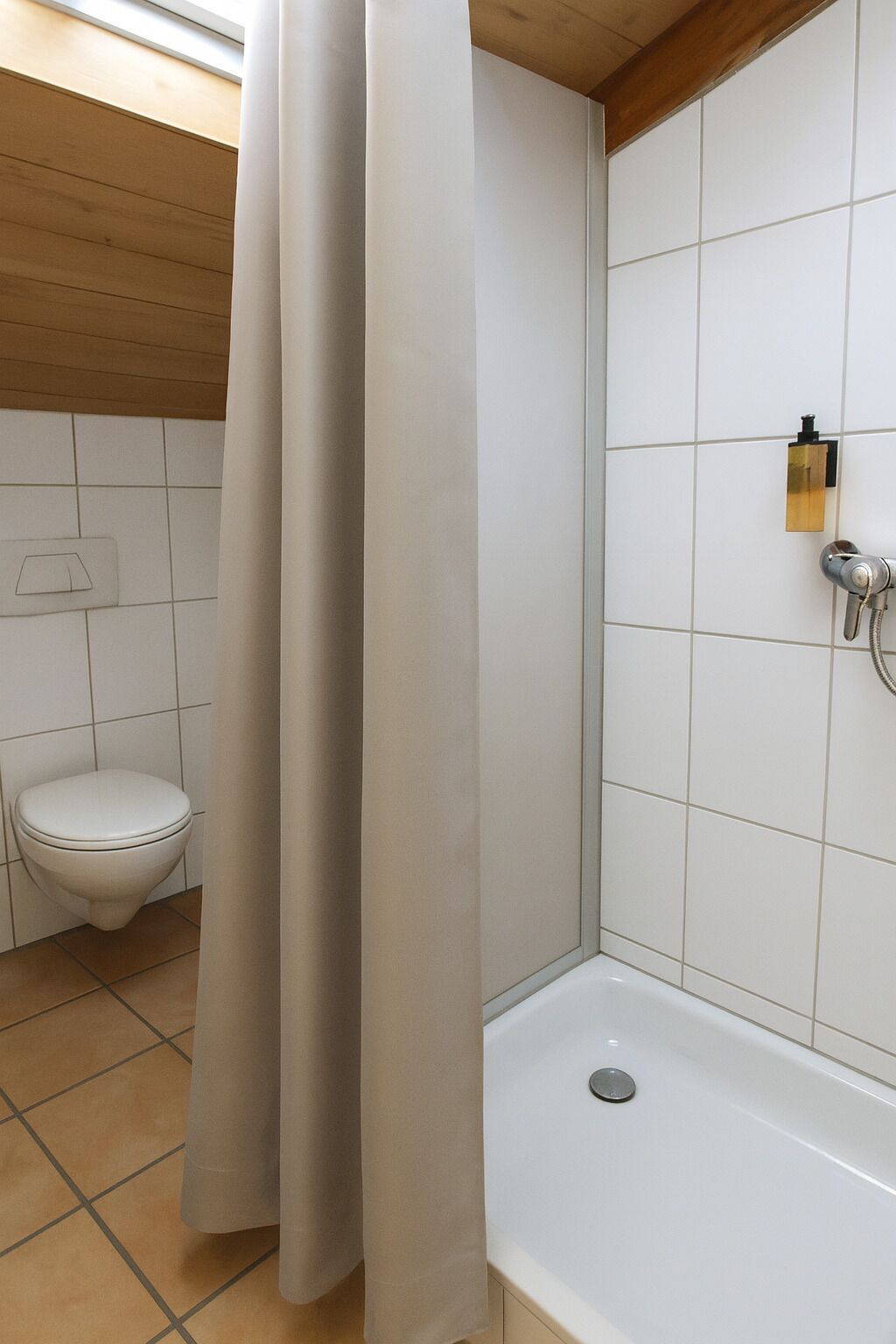 Ein Badezimmer mit Dusche, Toilette und Badewanne.