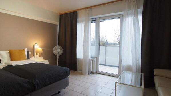 Habitación superior con 1 cama matrimonial o 2 individuales, balcón | Ropa de cama de alta calidad y escritorio