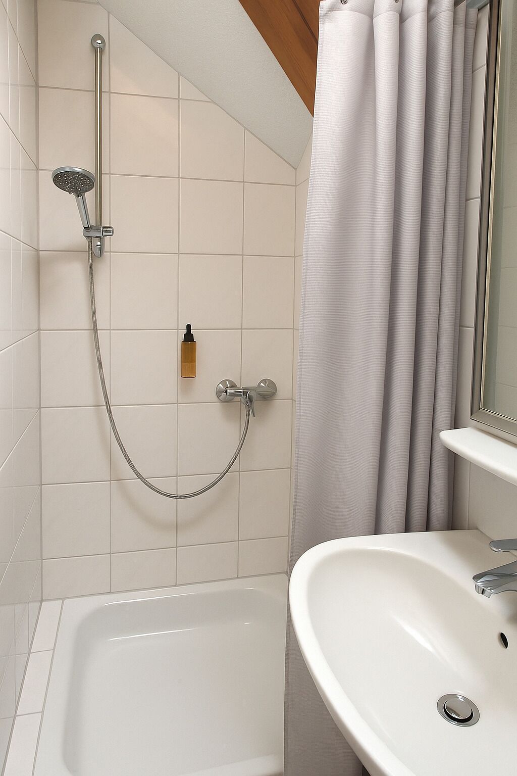 Un baño con bañera, ducha y lavamanos.