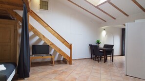 Departamento Deluxe, balcón | Ropa de cama de alta calidad y escritorio