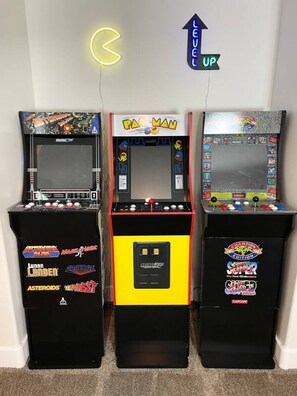 Games room - 2 whole houses, Fire pit, Game room, feel at home. (South Jordan)