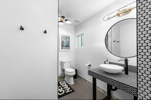 Een douche, een haardroger, handdoeken, zeep