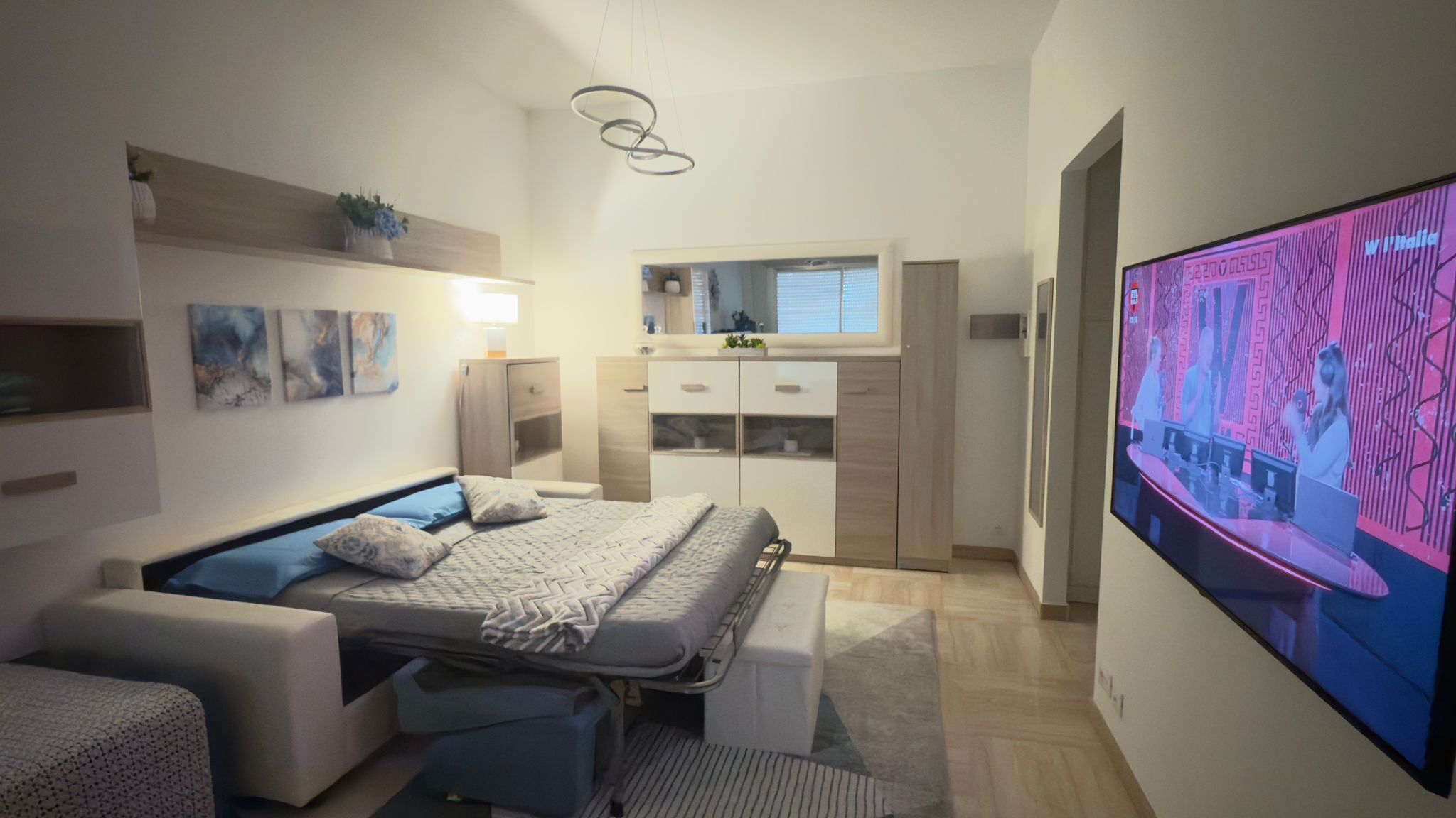 Iron/ironing board, bed sheets