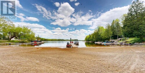 4 season Family Friendly Beach Cottage in the Bay