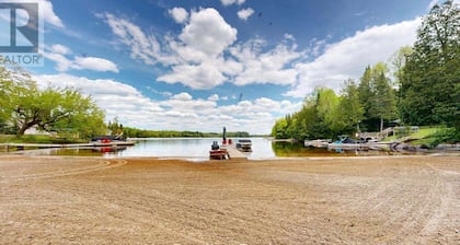 4 season Family Friendly Beach Cottage in the Bay