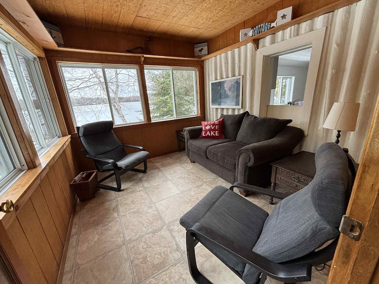 4 Season Family Friendly Beach Cottage In The Bay - Ontario