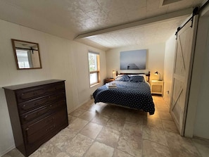 4 bedrooms, desk, bed sheets