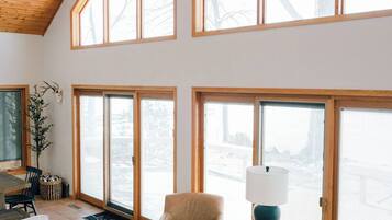 Smart TV, chimenea, videojuegos y tenis de mesa