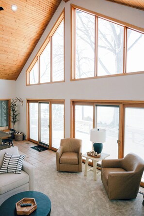 スマートテレビ、暖炉、テレビゲーム、卓球台