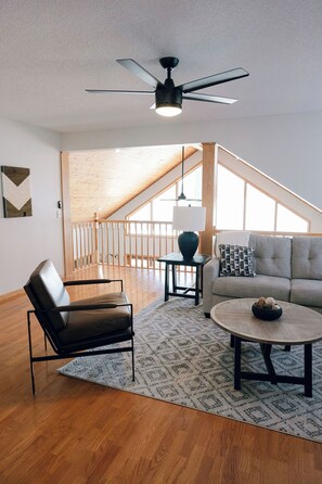 Smart TV, fireplace, video games, table tennis - Chasing Lakeside Sunsets Elysian MN
-Lake Front Property- (Elysian)