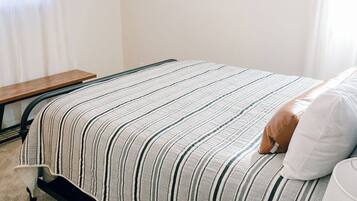 Tabla de planchar con plancha, wifi gratis y ropa de cama