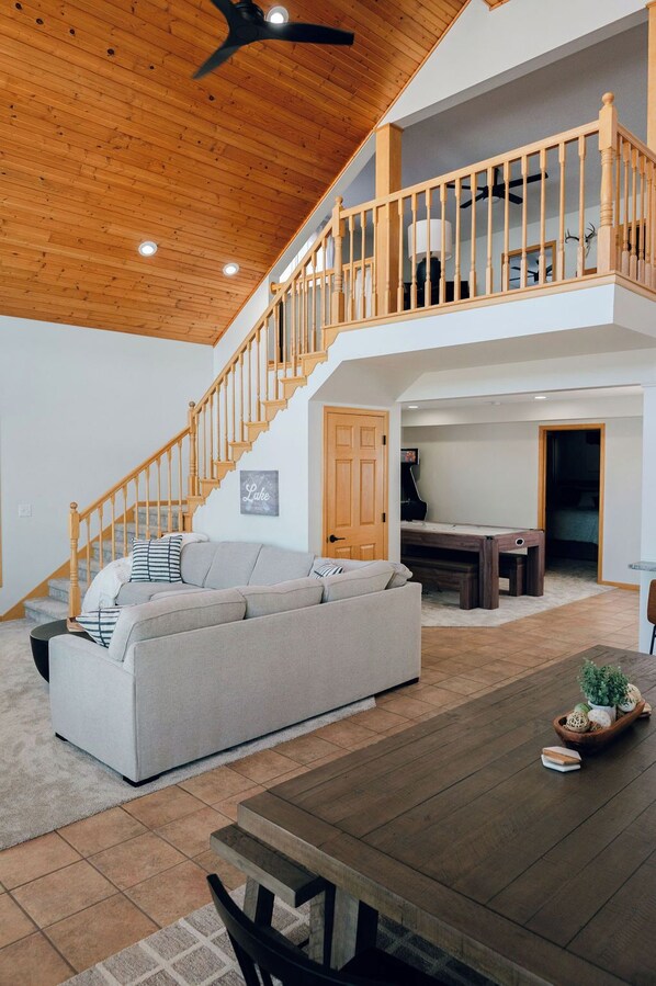 スマートテレビ、暖炉、テレビゲーム、卓球台