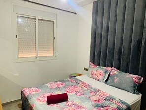 Tabla de planchar con plancha, wifi gratis y ropa de cama 