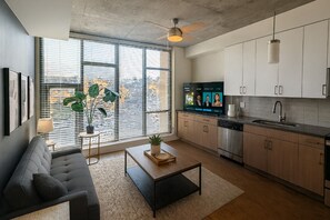 Una televisión, una pantalla de ordenador