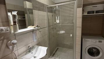 Doccia, asciugacapelli, asciugamani, sapone