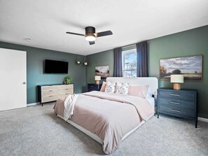 5 bedrooms, iron/ironing board, WiFi, bed sheets - Lake Escape|Pool Table|Kids Game Room|Wii|Foosball (Avon Lake)