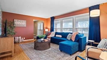 Una televisión, una oficina