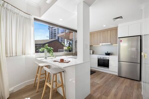 Fridge, microwave, oven, stovetop - Sunlit Durham Walk to Glenelg Beach Dining and Bars (Glenelg)
