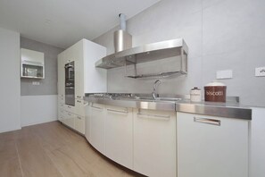 Frigorifero, piano cottura, macchina per tè/caffè