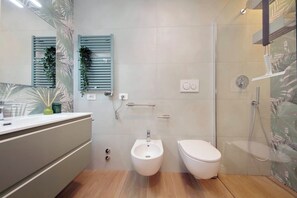 Shower, hair dryer, bidet, towels - Il Villino di Adelchi by Domus&Dimore (Rome)