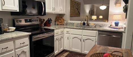 Microondas, horno, placa de cocina, lavavajillas