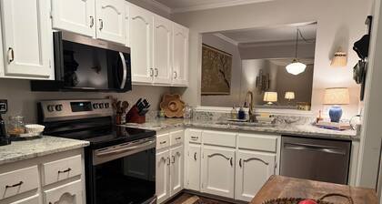 Cozy Pet-Friendly Apartment Near Downtown Athens