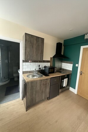 Microwave, oven, stovetop, cookware/dishes/utensils - New Cozy Modern Studios, Sleeps 2 in Bolton (Greater Manchester)