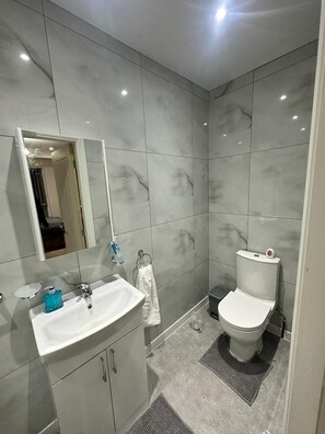 Hair dryer, towels - New Cozy Modern Studios - Sleeps 1 in Bolton (Greater Manchester)