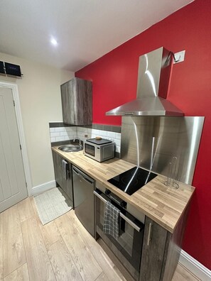 Oven, stovetop, cookware/dishes/utensils, spices - New Cozy Modern Studios - Sleeps 1 in Bolton (Greater Manchester)