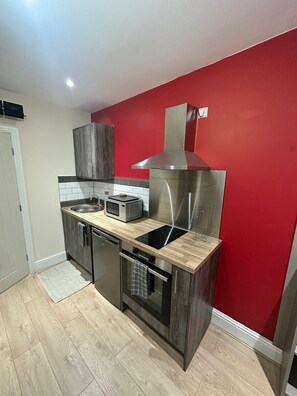Horno, parrilla de estufa, utensilios de cocina y condimentos 