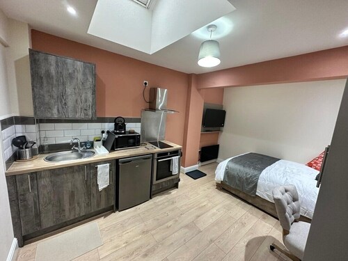 New Cozy Modern Studios - Studio 3 in Bolton
