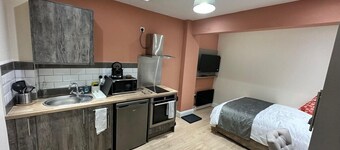 New Cozy Modern Studios - Studio 3 in Bolton