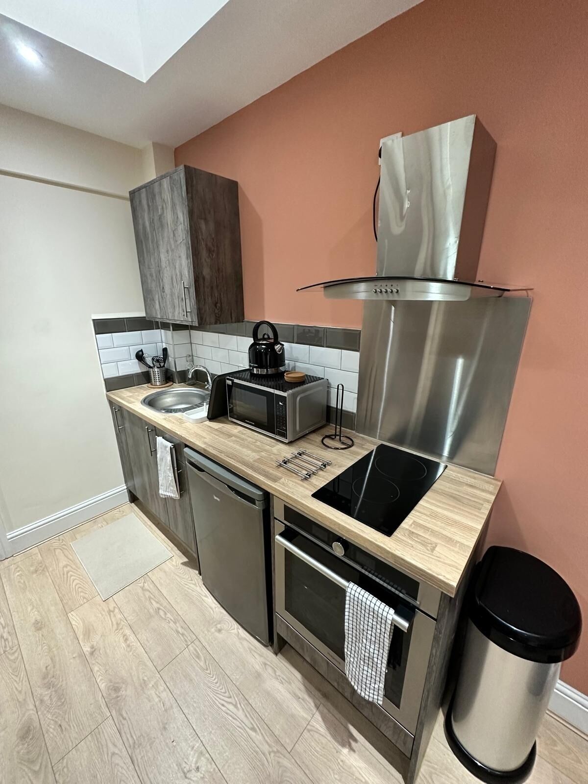Microwave, oven, stovetop, cookware/dishes/utensils