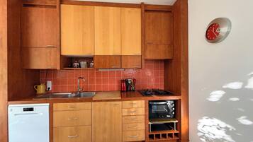 Réfrigérateur, micro-ondes, plaque de cuisson, lave-vaisselle