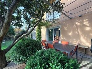 Outdoor dining - Spacieux T3 rez-de-jardin entre lac et ville (Aix-les-Bains)