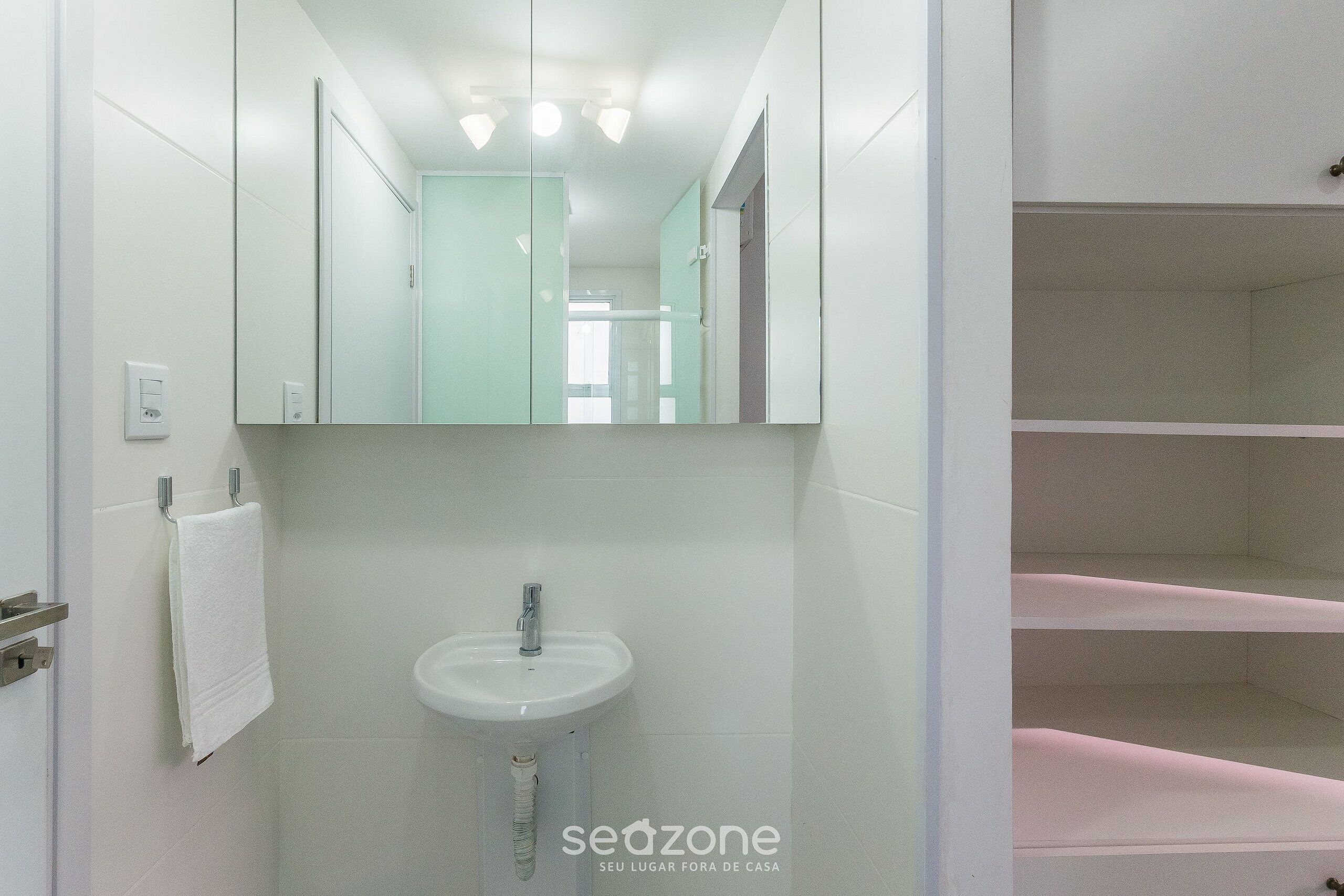 Eenvoudig appartement | Badkamer | Een douche