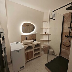 Hair dryer, towels, soap, toilet paper - Cosy and bright apartment (Saint-Germain-en-Laye)