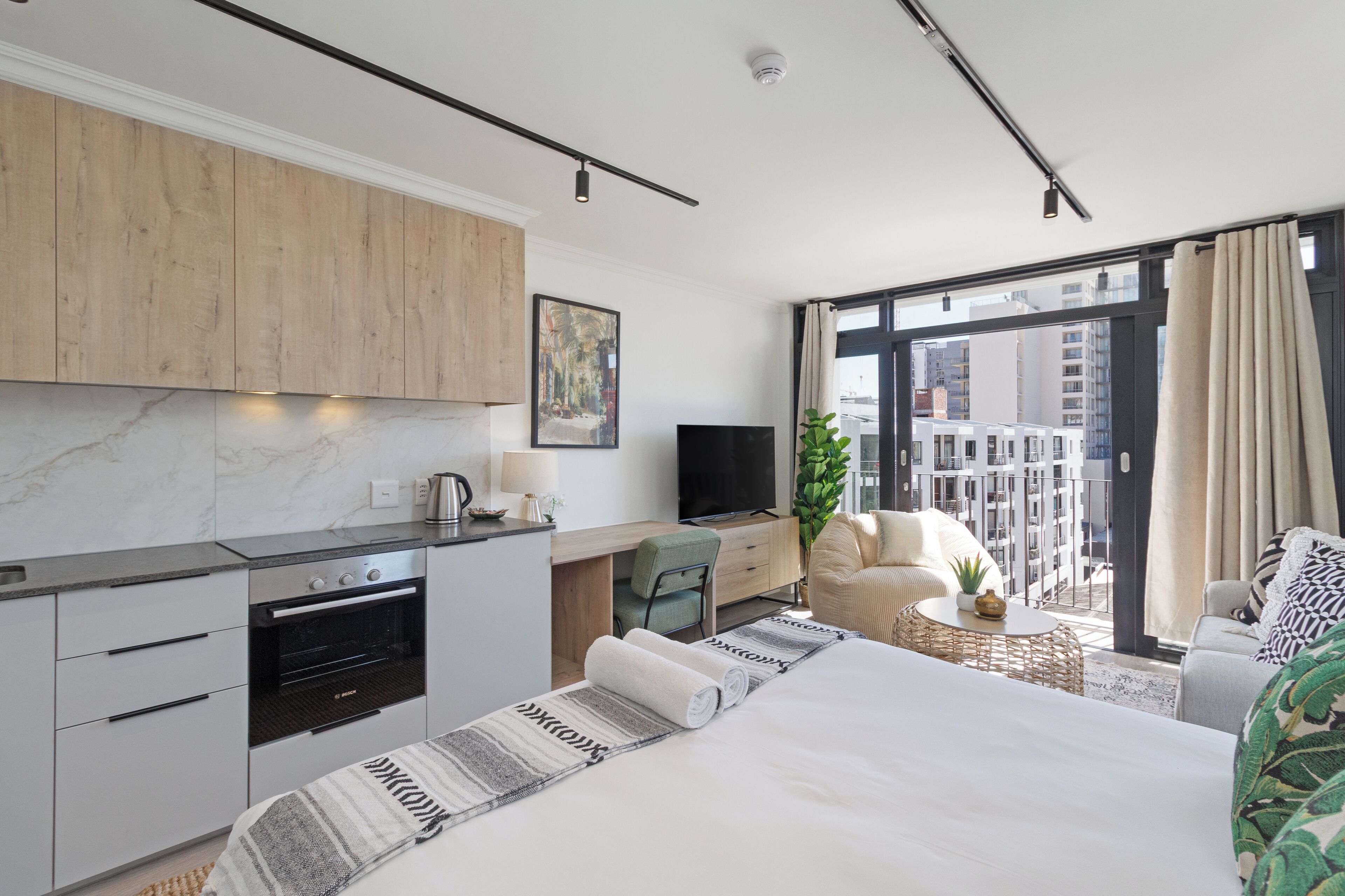 Een strijkplank/strijkijzer, internet, beddengoed