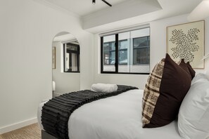 In-room safe, iron/ironing board, Internet, bed sheets - The York | Spacious Apartment | Mountain Views (Cape Town)