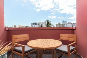 Outdoor dining - Coastal Studio in the Heart of Sea Point | Pool (Cape Town)