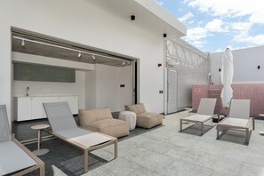 Property grounds - Coastal Studio in the Heart of Sea Point | Pool (Cape Town)