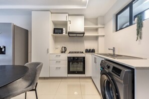 Frigorífico, microondas, horno y hervidor eléctrico