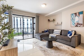 TV - Chic Umhlanga Escape | Top-Floor 2BR with Views (Umhlanga)
