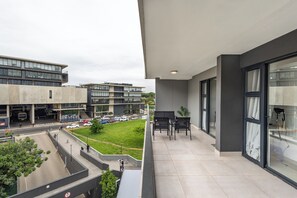 Outdoor dining - Chic Umhlanga Escape | Top-Floor 2BR with Views (Umhlanga)