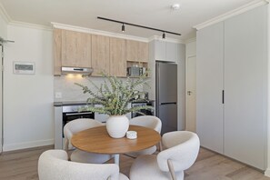Fridge, microwave, oven, stovetop - The Luxe Apartment | Table Mountain and Gym (Cape Town)