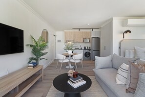 TV - The Luxe Apartment | Table Mountain and Gym (Cape Town)