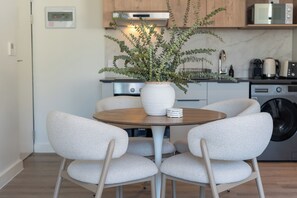 Dining - The Luxe Apartment | Table Mountain and Gym (Cape Town)