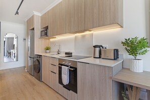 Een koelkast, een magnetron, een oven, een kookplaat